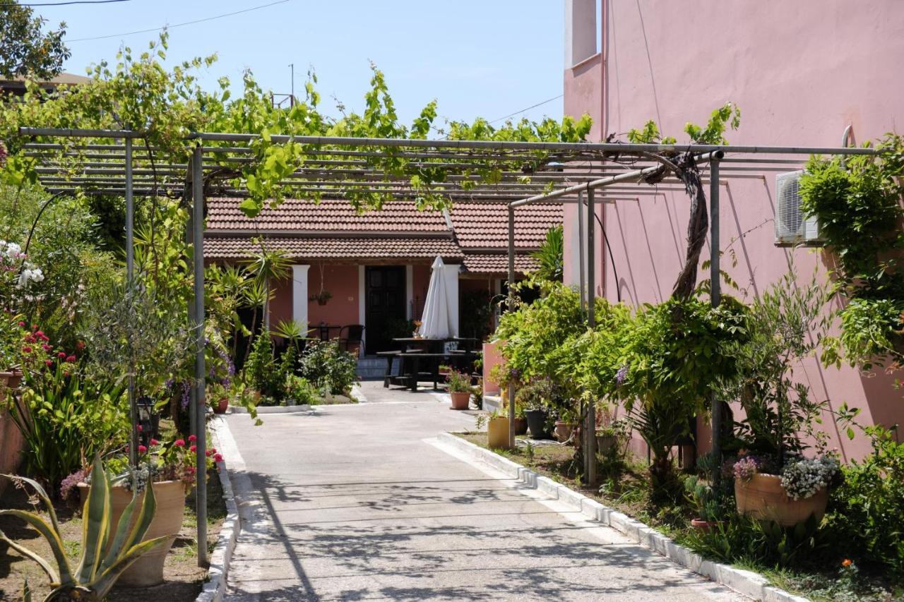 Mouzakitis Apartments 3 アリラス エクステリア 写真